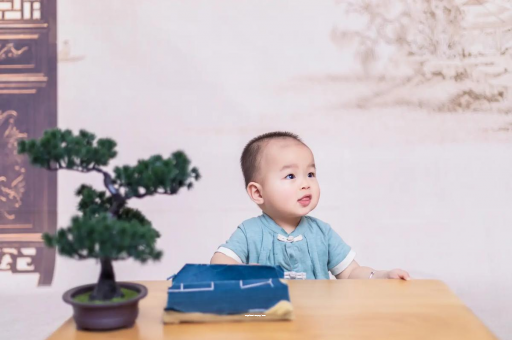 孟津宝宝总是抠鼻子